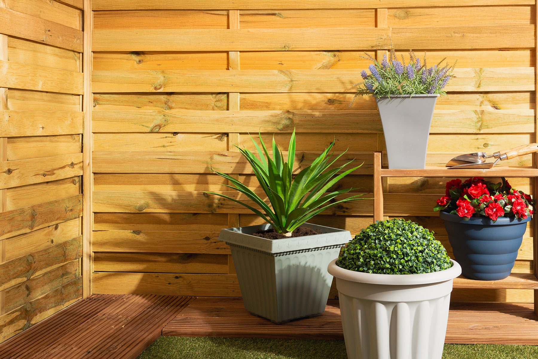 Plastic Garden Pots & Saucers